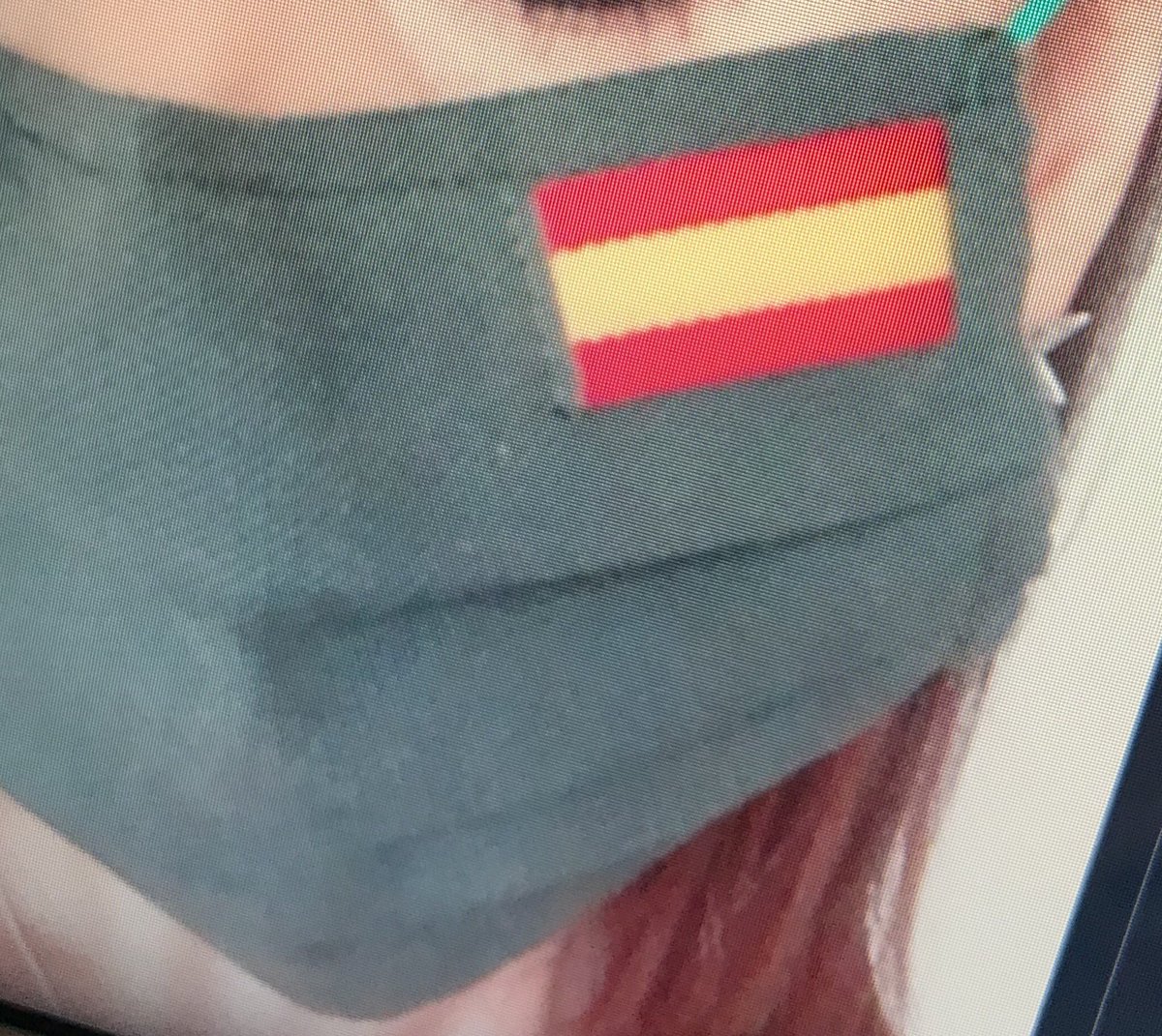 OpositorX's tweet photo. Hola @LaFlamencadeBgn, por qué hay distintos tipos de bandera de España en vuestras mascarillas? https://t.co/fFeEvQcvuJ