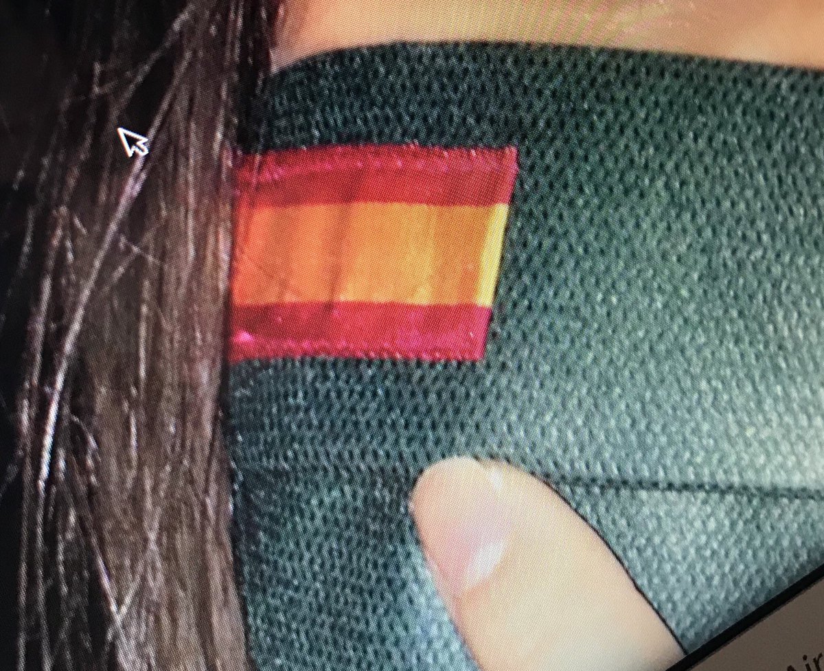 OpositorX's tweet photo. Hola @LaFlamencadeBgn, por qué hay distintos tipos de bandera de España en vuestras mascarillas? https://t.co/fFeEvQcvuJ