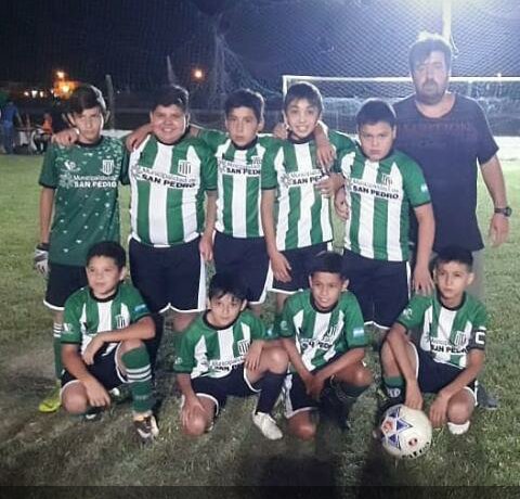 adrimacenet's tweet photo. Como extraño a estos loquitos, la 2009 del verde de #RioTala que nadie les quite la alegría de jugar al fútbol chicos. https://t.co/9gQlAcSxA3
