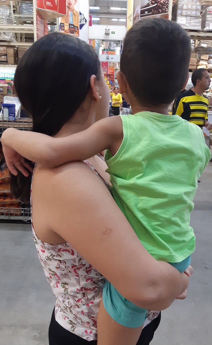 HollyAgust's tweet image. Um dos melhores sentimentos do mundo.
Ganhar um beijo na testa, se sentir a mulher mais forte do mundo por proteger alguém.
Mamãe ? Abraço mamãe ❤️.
Meu parceiro de anime.
Ele me tomou o Koya que eu ganhei. 
#BTSARMYMOM #BTSARMY @BTS_twt