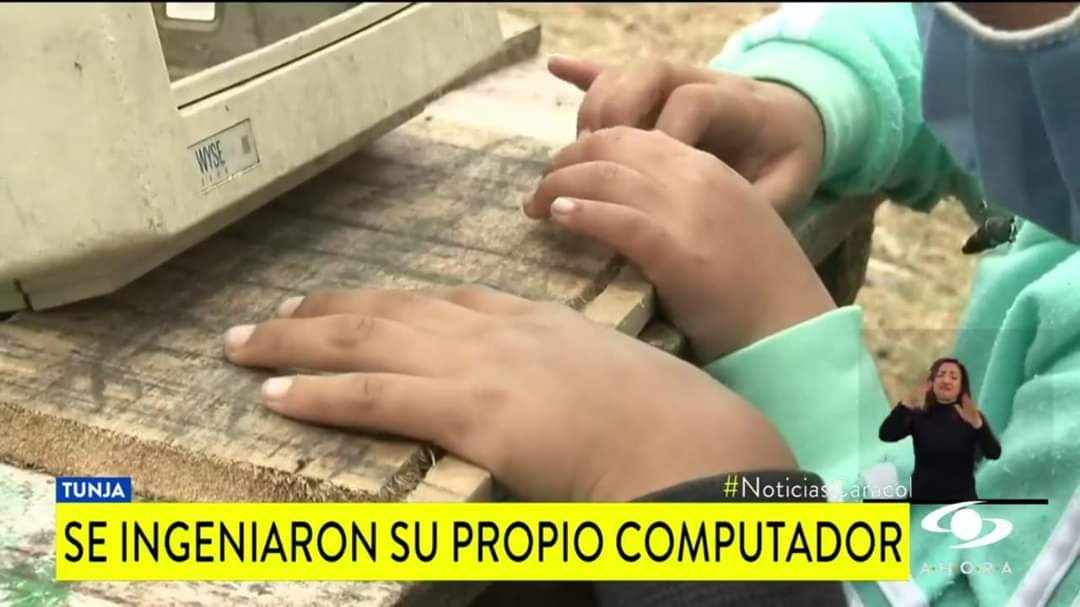 Cristian_Vivas's tweet photo. Según @NoticiasCaracol "se ingeniaron su propio computador", pues no, porque ese computador no les sirve para recibir clases virtuales. El abandono del Estado ha dejado sin posibilidades de educación a niños en todo el país y lo que están haciendo es romatizar la pobreza. https://t.co/SgtB5GRMfn