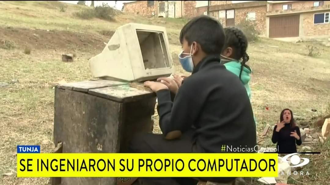 Cristian_Vivas's tweet photo. Según @NoticiasCaracol "se ingeniaron su propio computador", pues no, porque ese computador no les sirve para recibir clases virtuales. El abandono del Estado ha dejado sin posibilidades de educación a niños en todo el país y lo que están haciendo es romatizar la pobreza. https://t.co/SgtB5GRMfn