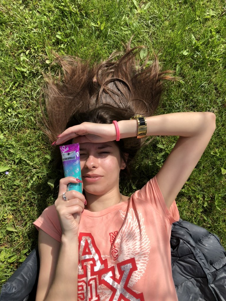 Kates_dream's tweet photo. Когда печёт солнце, а рекламу сделать позарез надо😂🔥 https://t.co/4Vv44ZjHbG