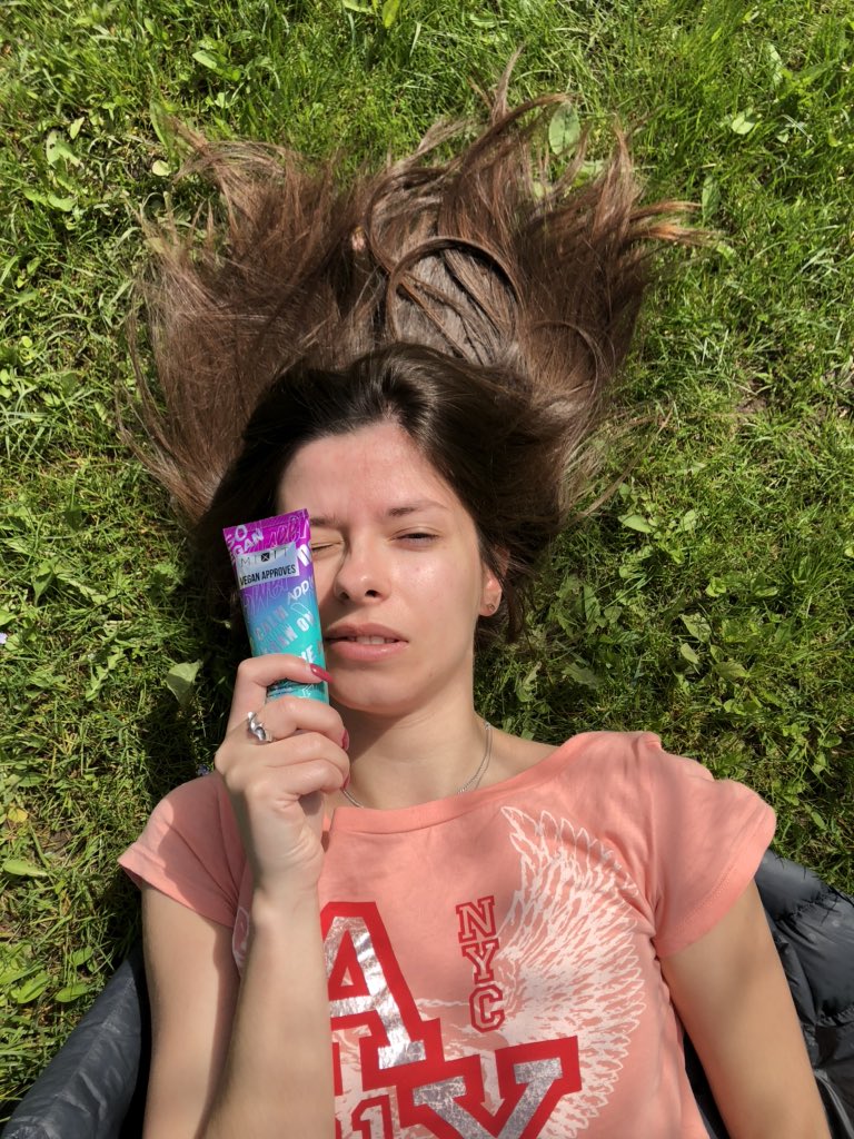 Kates_dream's tweet photo. Когда печёт солнце, а рекламу сделать позарез надо😂🔥 https://t.co/4Vv44ZjHbG
