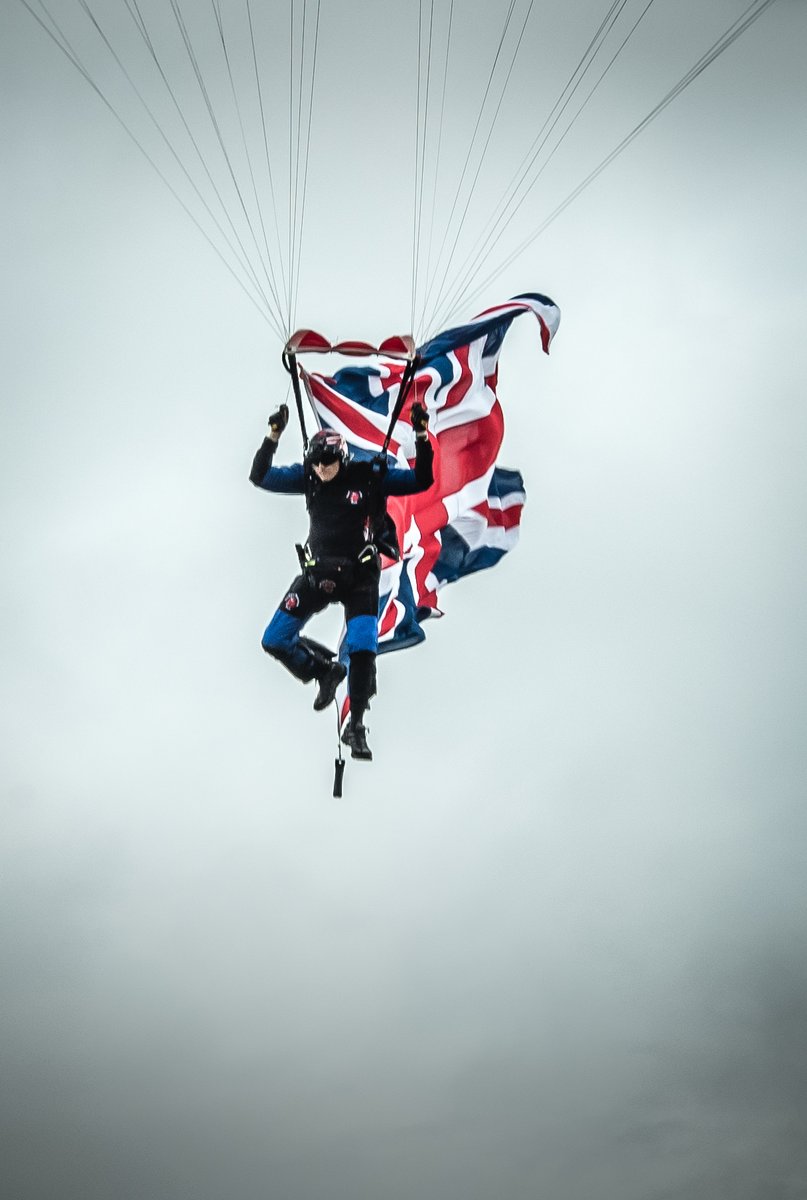 I cropped out the parashoot and I much prefer it. The skydiver looks a wee bit like a superhero! 

[still going through my archives]

#HeroesAtHighclere #PoppyAppeal #Nikon #Skydive #UnionFlag #BritishLegion