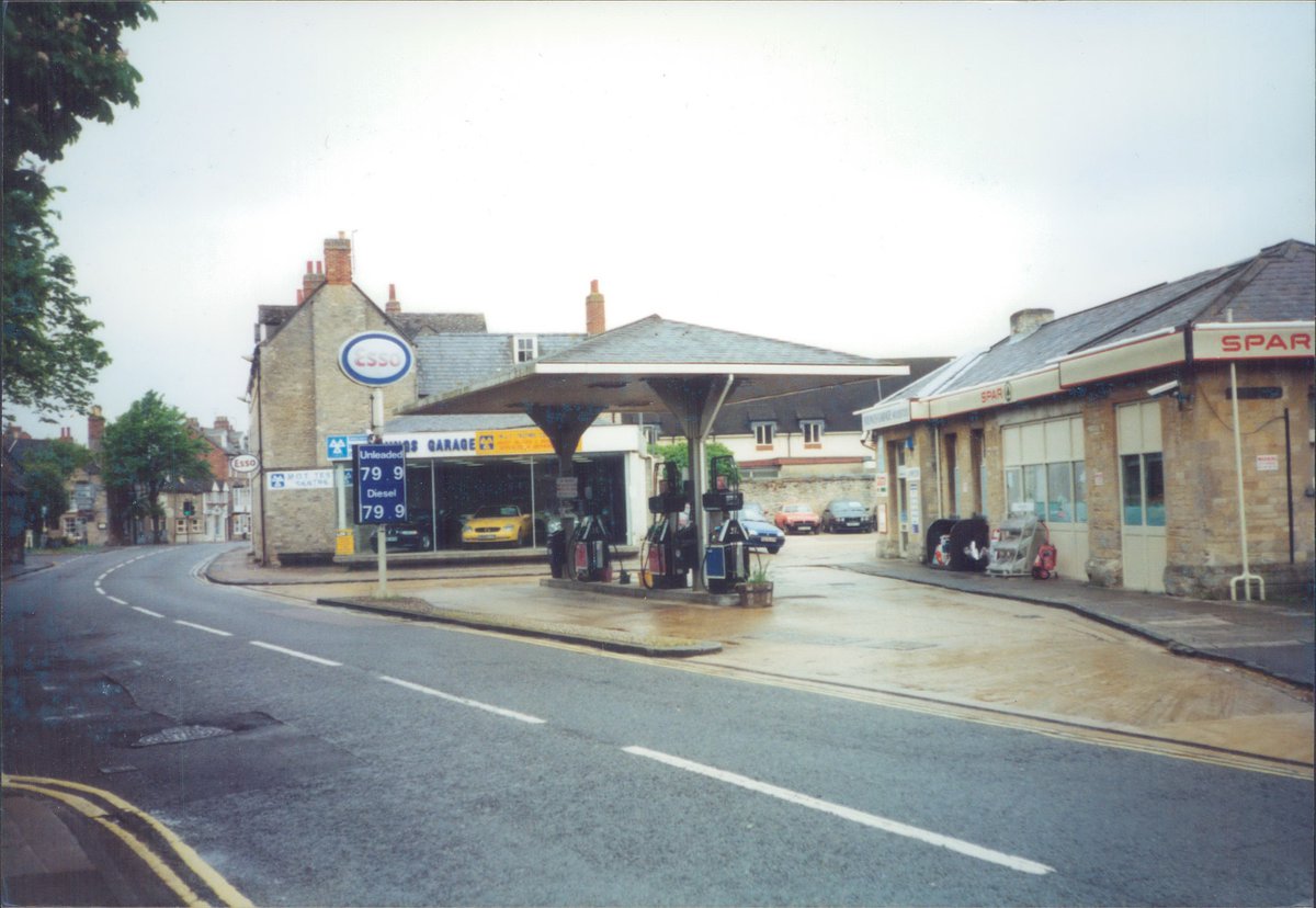 Welcome new followers! Thanks  @JosephBegley & allDay 140 of  #petrolstationsEsso, Young's Garage, Woodstock, Oxon 2001  https://www.flickr.com/photos/danlockton/16071252619/  https://www.flickr.com/photos/danlockton/16255553041/Nearly opposite Blenheim Palace; still with 50s & 70s signage in 2001 plus a subdued Spar fascia. Now houses.