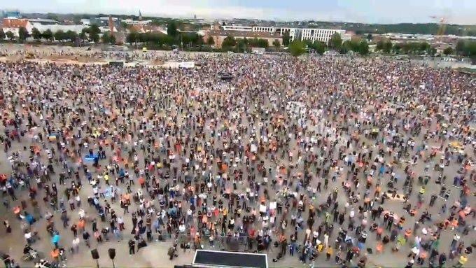 politicalbeauty's tweet image. Was soll das eigentlich für eine Verschwörung sein, wenn sogar solche Idioten über sie Bescheid wissen?