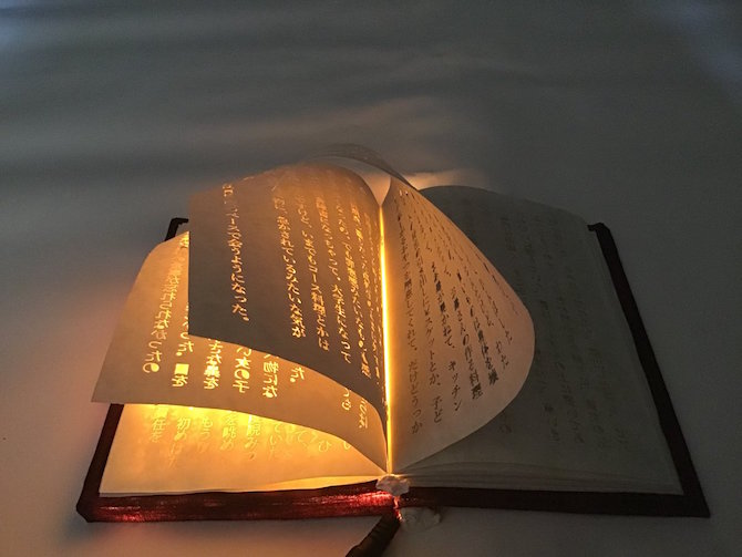 ActuaLitte's tweet photo. Un livre magique, dont les lettres s'illuminent https://t.co/dQpiu1dMTg 
#insolite #livredartiste #lumiere #lasercut #papercut https://t.co/gfmfRIelOr