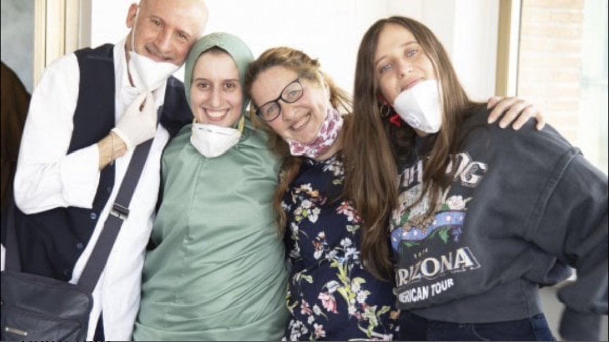 Capisci gli anni luce di ritardo di questo Paese quando la notizia del giorno non è la liberazione di una ragazza dopo 18 mesi da incubo, ma come veste, cosa crede, se si è o meno convertita. Tutto il vostro odio morboso non vale un briciolo di questo sorriso. #SilviaRomanoLibera