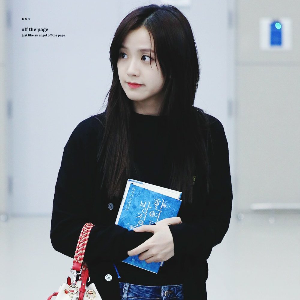 ً on Twitter: "jisoo carrying books at the airport is my favorite thing ever https://t.co/Cc01O8IGFu" / Twitter