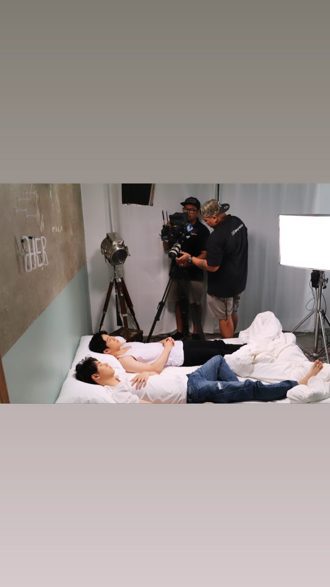 worldwwar_z's tweet photo. ภาพเบื้องหลังบางส่วนจากผู้กำกับ #MVเศษผม (1)
cr. @korngodung 🙏🏻 https://t.co/pFPTrhaCff
