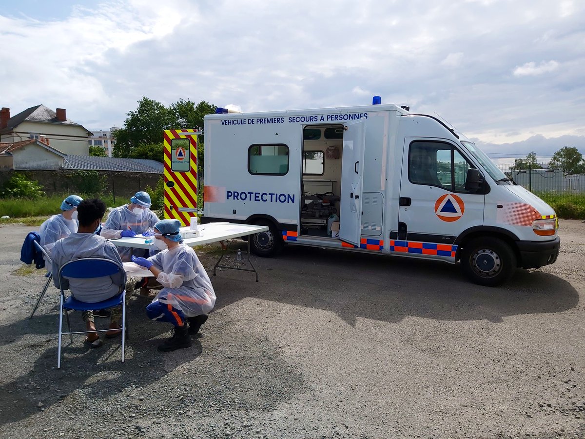 protec44's tweet photo. 😷 A J-1 du deconfinement, la #ProtectionCivile44 est toujours pleinement mobilisée auprès des personnes précaires suspectées ou testées positives au #Covid19 ⤵️ https://t.co/zgdMA0opQI