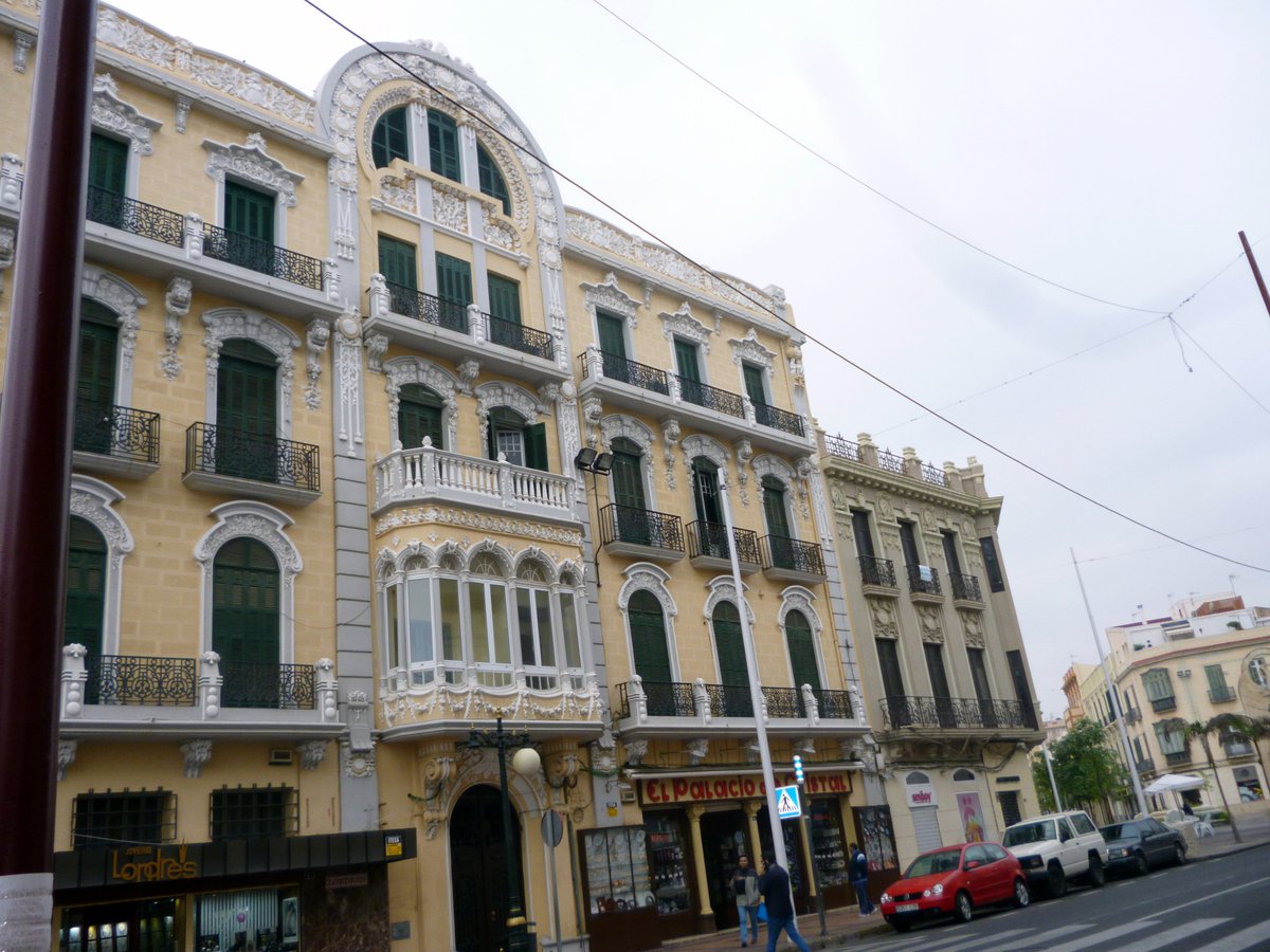 Pero es que todo el centro de Melilla es así. Aquí la Casa de David J. Melul