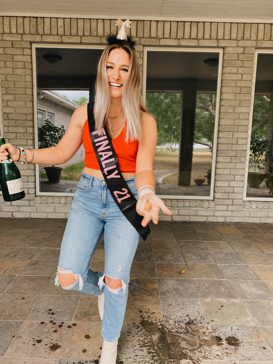 thecoachmary's tweet photo. I’m ~finally~ 21 !!!!!! 🥂🍾⚡️✨🦋 https://t.co/qUCxUkFy6R