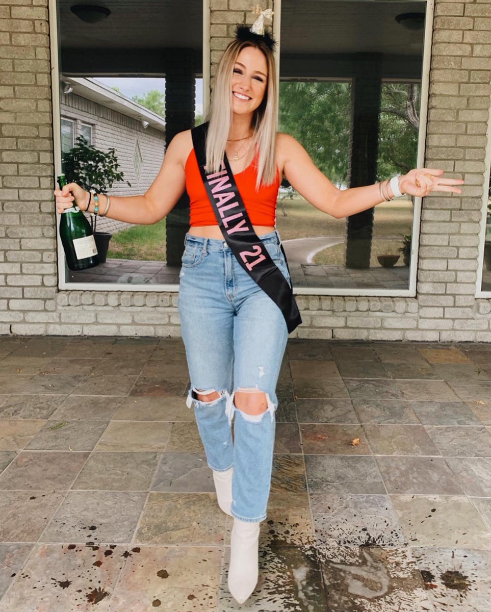 thecoachmary's tweet photo. I’m ~finally~ 21 !!!!!! 🥂🍾⚡️✨🦋 https://t.co/qUCxUkFy6R