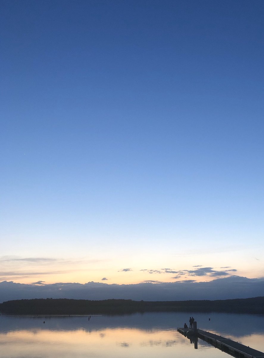 Ivnoeoe's tweet photo. Los atardeceres son más bonitos cuando no hay rastro de esas estelas que dejan los aviones. #AlgoBuenoTeniaQueHaberEnTodoEsto https://t.co/ZFLS2oBusz