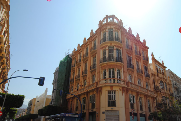 Pero también está la Casa de José García Álvaro (Edificio Acueducto) Los diferentes colores son diferentes restauraciones.