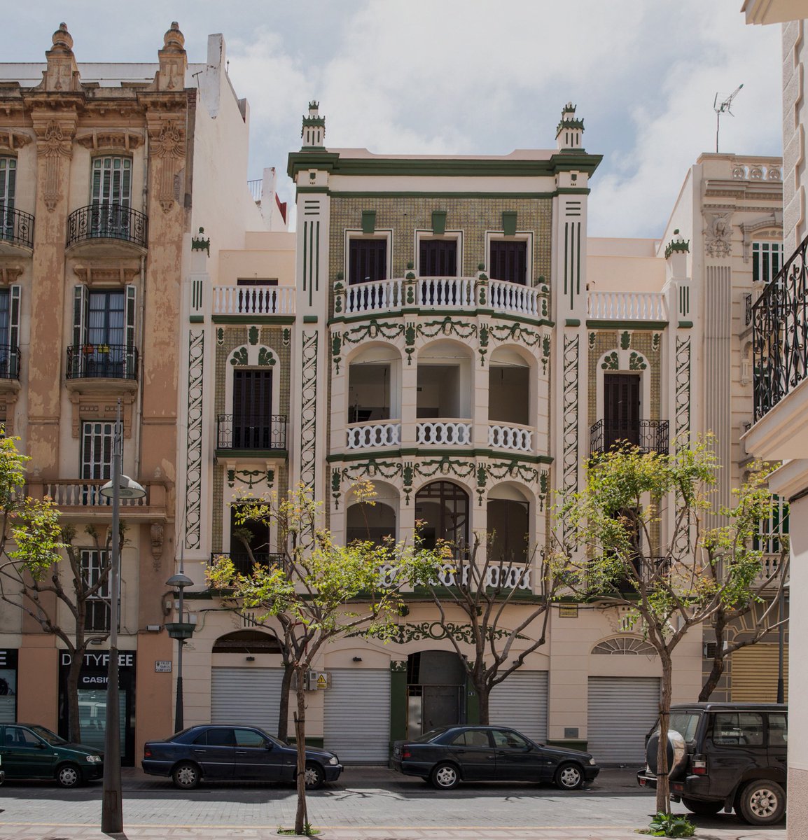 O podemos ver la Casa de Miguel Gómez Morales. O cualquiera de las que hay en la misma manzana. O la casa de Lázaro Torres.