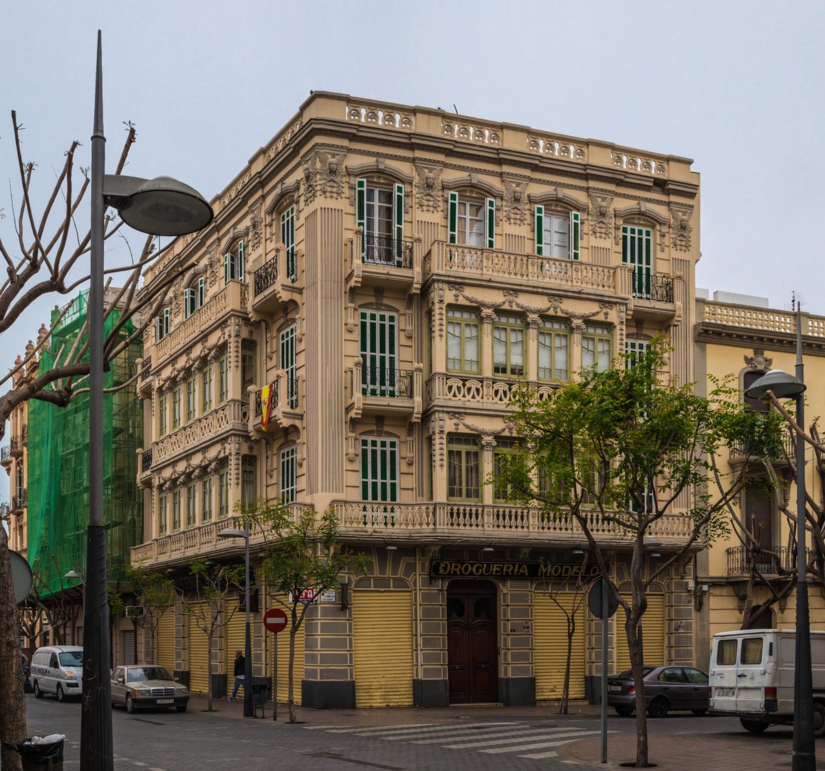 Otro edificio modernista es la Casa de Vicente Martínez. Quiero dejar de poner casas, pero ¡es que son muy bonitas!