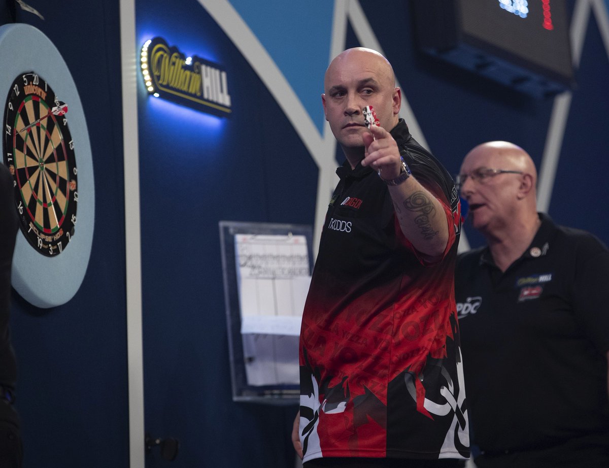 dartn_de's tweet photo. 3 Spiele, 3 Siege. So lautet die Bilanz von @jamiehughes180 an Tag 24 der #PDCHomeTour, der sich damit ungeschlagen Platz 1 holte. #Yozza secures himself the top spot in his group without defeat. Berichte, Zahlen und Tabelle gibt's hier: https://t.co/gXMAFqiQ3F https://t.co/rglH5y7ctz