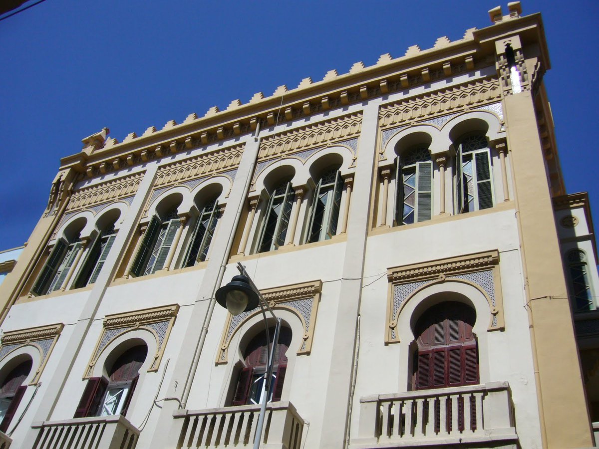 En esta época proyectó la Casa de Yamín Benarroch, que es la Sinagoga de Melilla. Es de estilo Neoárabe. Y en ese pasaje se comen los mejores pinchitos morunos de la ciudad.