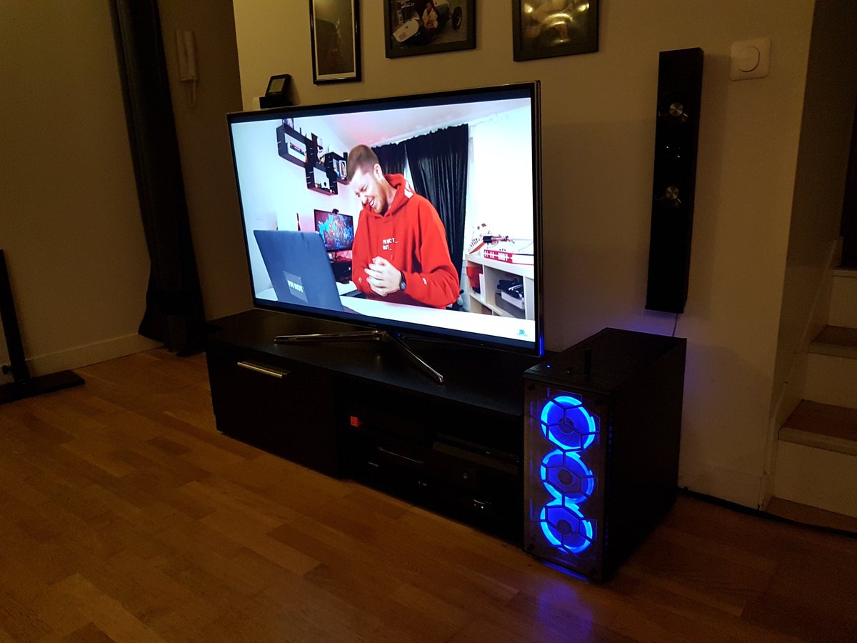 TX3_ChuckyHxC's tweet photo. #SETUPconfinement
Setup simracing que j'ai finalisé pendant le confinement sauf support clavier. La tour est à 4M du setup donc boulot de cablage. Écran 2K MSI34" Clavier/souris casque Logitech en Wireless et pour le simracing Volant thrustmaster TS-XW avec Pedalier Fanatec V3 https://t.co/gBkzSrtH9S