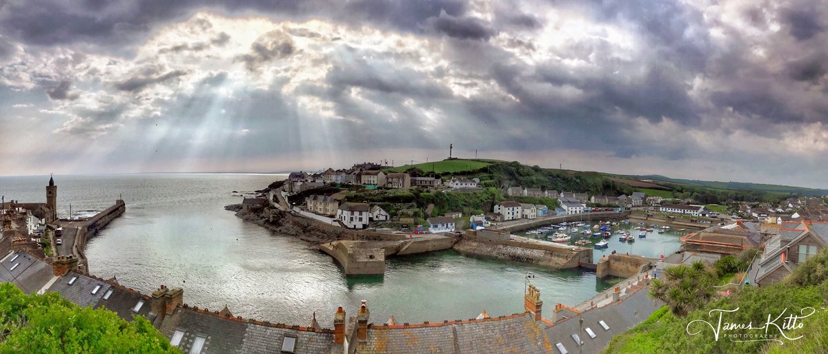 Good evening from Porthleven. I took this photograph on my walk, this afternoon. Keep staying safe, everyone. James © James Kitto Photography 2020 Please feel free to 'Like' & ‘Retweet’. 〓〓#Cornwall #porthleven