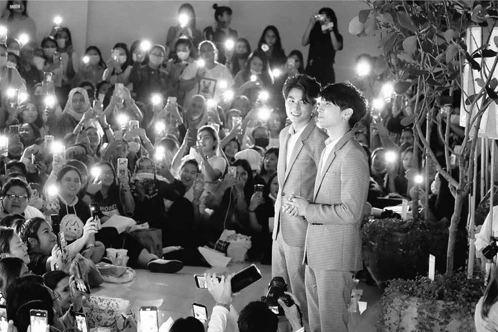 If the concept of parallel universe exists,what if Mew and Gulf never crossed each other's path?What if they ran parallel to each other, always beside but meeting at infinity? And these smiles, won't be meant for each other. What if? #mewgulf  #MewSuppasit  #GulfKanawut  #mewgulfAU
