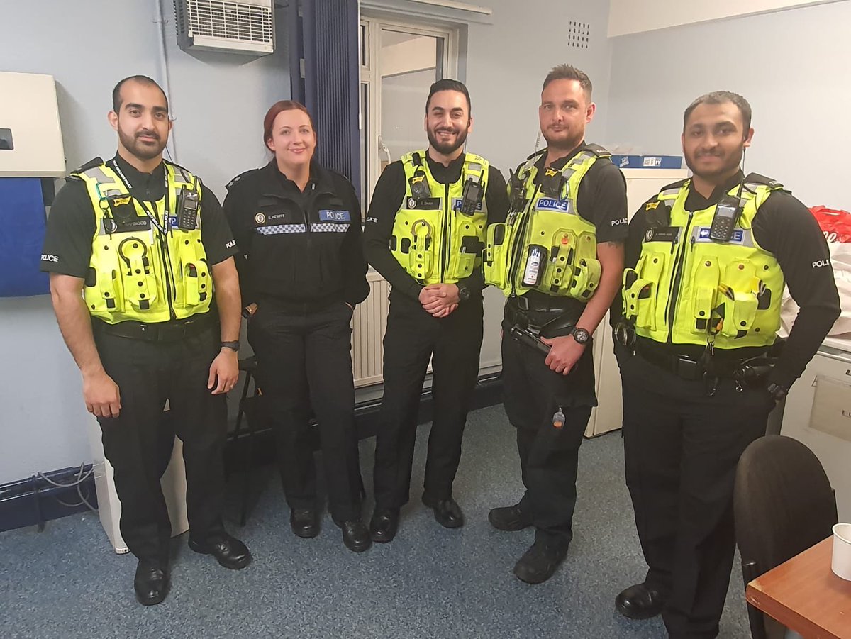RosieDyasUK's tweet photo. عناصر شرطة بريطانيين 👮‍♀️🇬🇧 يصومون تضامناً  مع زملائهم المسلمين 🕌..مبادرة طيبة تعكس قيمنا المشتركة التي لا تعترف بالاختلاف بين الأديان ��م الأجناس. #رمضان #قيم_و_نعم #رمضان_كريم #سحور #رمضان_مبارك https://t.co/RRRnM8AGmR