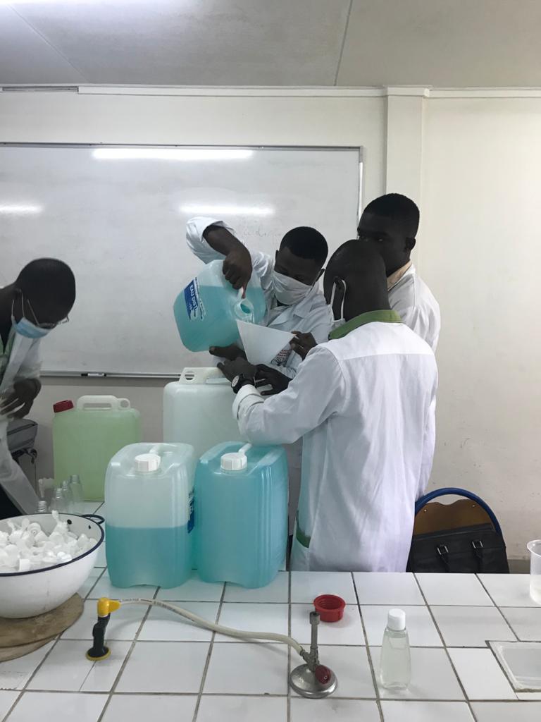 LaminecisseOff's tweet photo. Des gels hydroalcoolique fabriqués ici en Côte d'Ivoire par les Étudiants de la faculté de Pharmacie de l'Université Félix Houphouet Boigny. De quoi avoir encore de l'espoir en la qualité de la formation au sein de ce Temple.
#civ 
#COVID19 
#UFHB https://t.co/GZJpIaEYqH