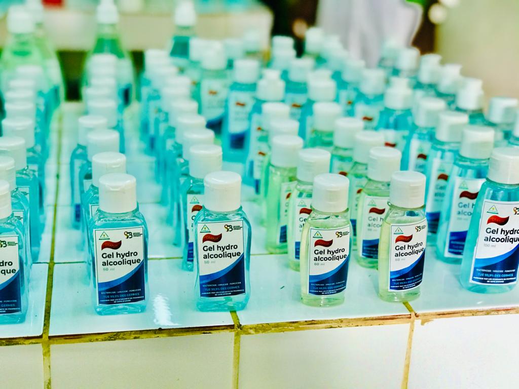 LaminecisseOff's tweet photo. Des gels hydroalcoolique fabriqués ici en Côte d'Ivoire par les Étudiants de la faculté de Pharmacie de l'Université Félix Houphouet Boigny. De quoi avoir encore de l'espoir en la qualité de la formation au sein de ce Temple.
#civ 
#COVID19 
#UFHB https://t.co/GZJpIaEYqH