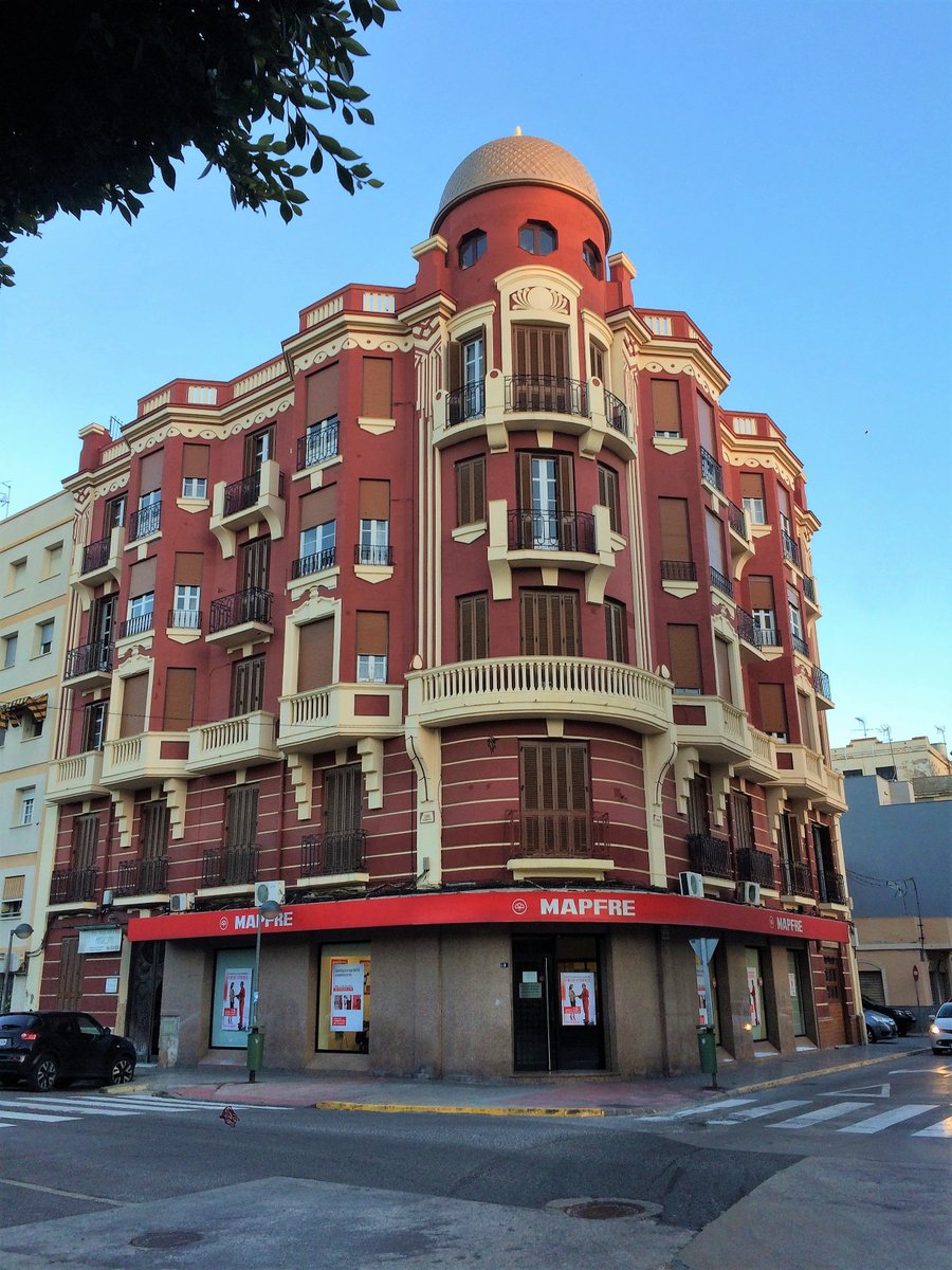 Por la misma época "se la saca" diseñando la Casa Roja. En las fotos se ve el edificio antes y después de la restauración propuesta por el COACAM. Las fotos son de ellos.