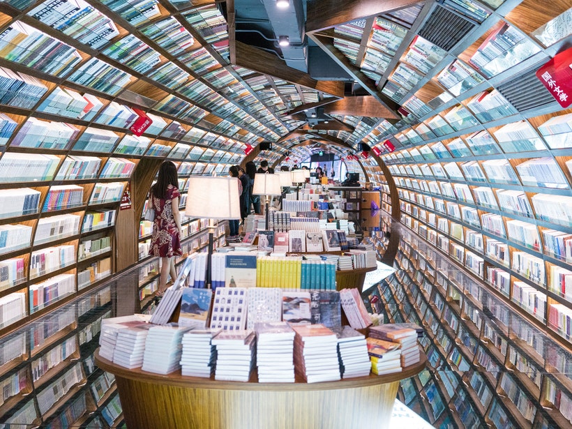 BookTasters's tweet photo. A bookshop in Yangzhou has black mirrored floors and arched shelving that emulates the city’s iconic rivers and bridges. Creating the illusion of an endless tunnel of books. 🖤📖

#BooksLove #ReadingPlaces #Booktasters https://t.co/G60WOMpmT8
