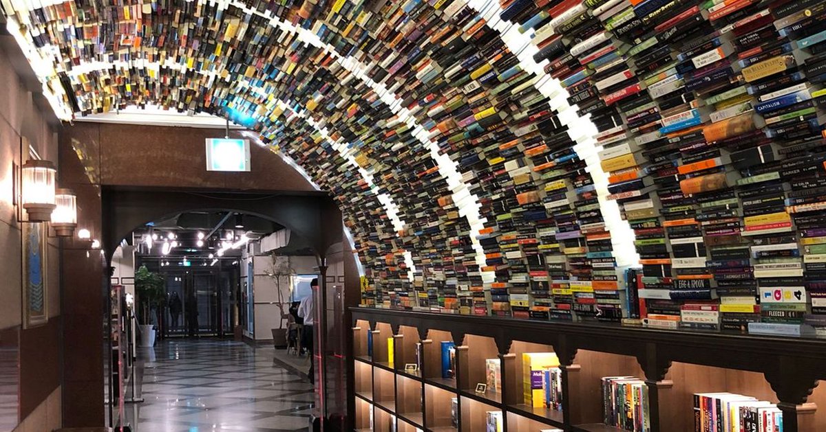 BookTasters's tweet photo. A bookshop in Yangzhou has black mirrored floors and arched shelving that emulates the city’s iconic rivers and bridges. Creating the illusion of an endless tunnel of books. 🖤📖

#BooksLove #ReadingPlaces #Booktasters https://t.co/G60WOMpmT8