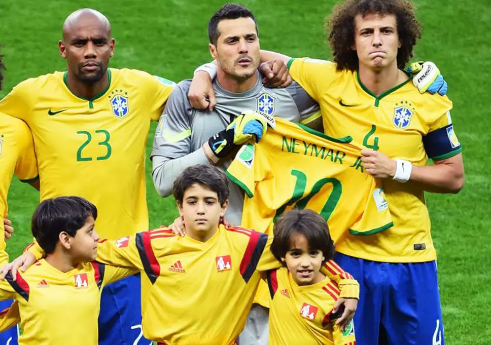 Mais si, à Belo Horizonte ce 8 juillet 2014, le scénario le plus irréel de l'histoire va avoir lieu.Niveau foot, l'Allemagne semble favorite, mais avec la passion qui entoure le Brésil, on se dit que ça s'équilibre.Seulement, il y a trop de passion, et ça se voit dès l'hymne.