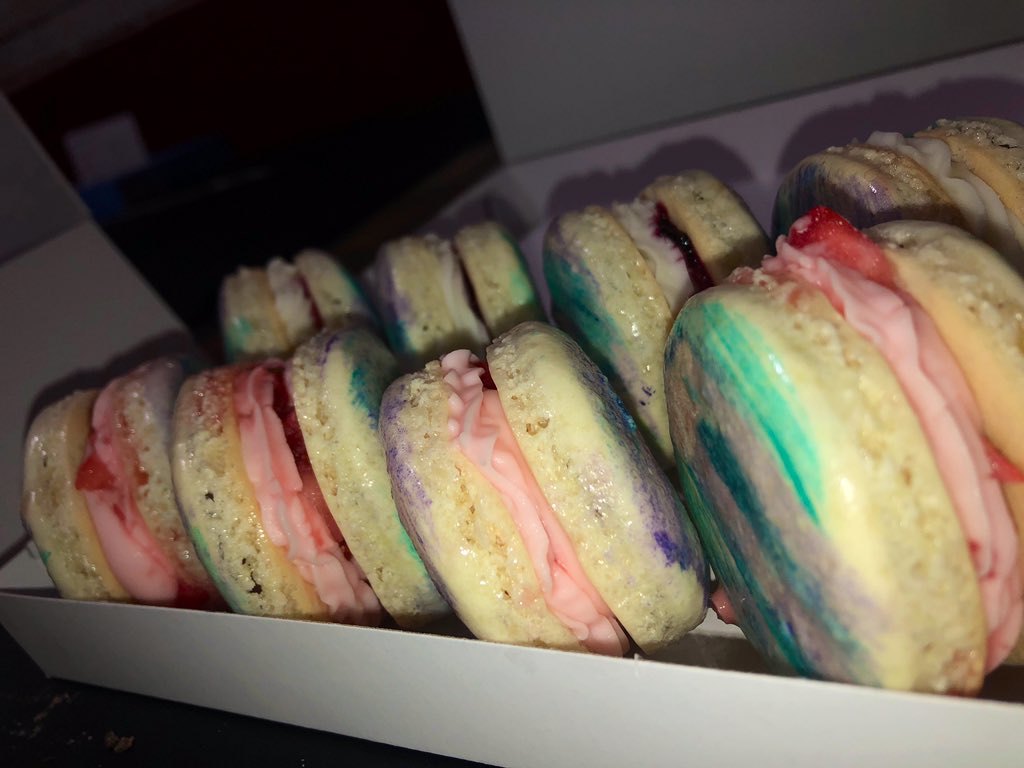 prettymuch_ca's tweet photo. 🤤🤤 Our “BeamBerry” Macaroons
#PrettyOrderUp #Custom #HMD #PrettyMuchCA https://t.co/Q2TLW5oOE1