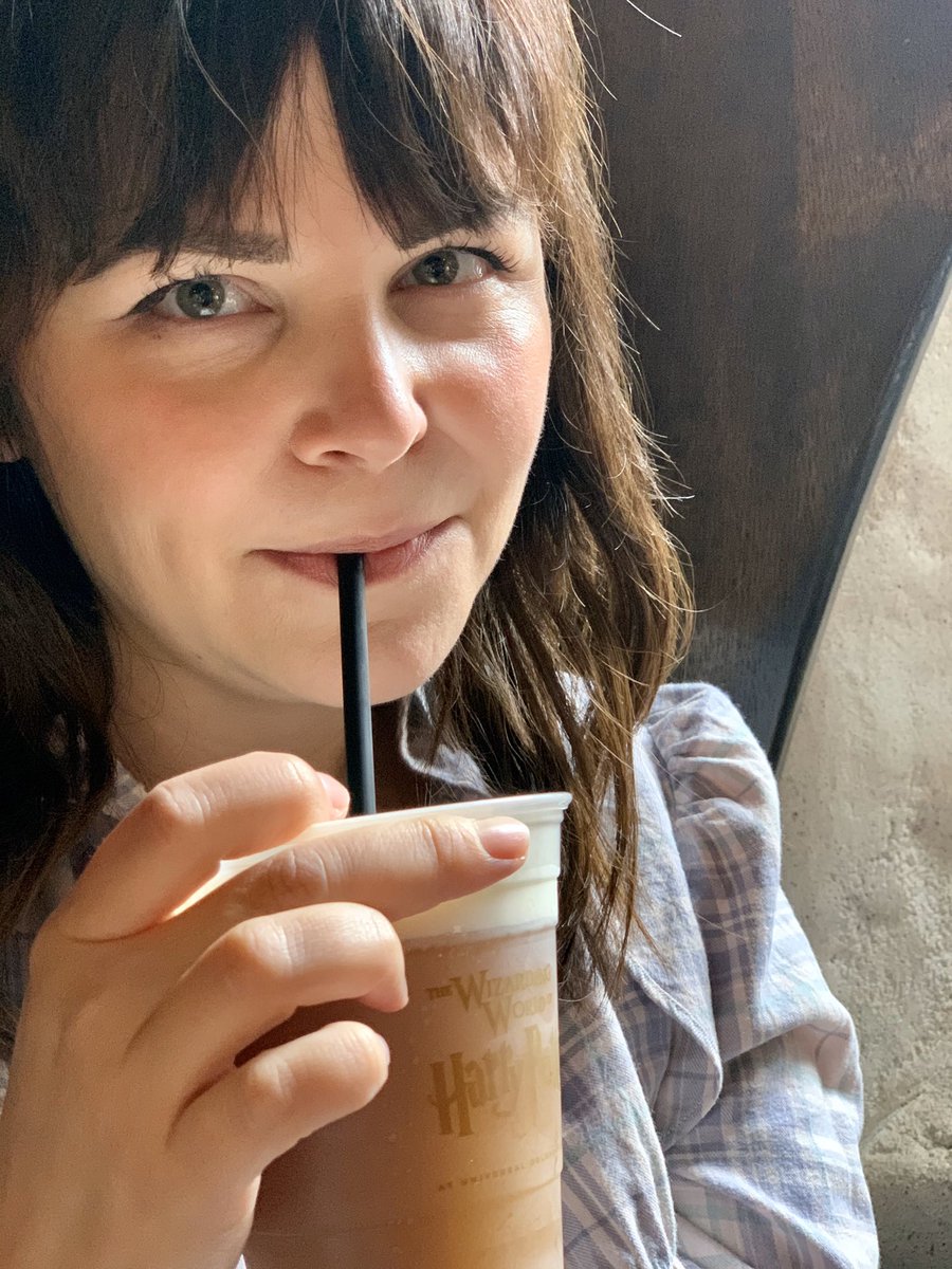 JoshDallas's tweet image. Happy Mother’s Day to these beauties. #MothersDay #mom #GinniferGoodwin #deedeez