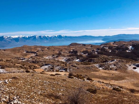ВРВ КОЈ ТАНЦУВА НА ВЕТЕРОТ ОД ПРЕСПА

Многу врвови ја красат Галичица.
За локалното население ова е планина со посебна емотивна тежина.
Нешто, како митска планина.
Сме искачиле 6 нејзини врвови и никако да ни стане доста од оваа убавица. 

nomansland.info/vrv-koj-tanczu…