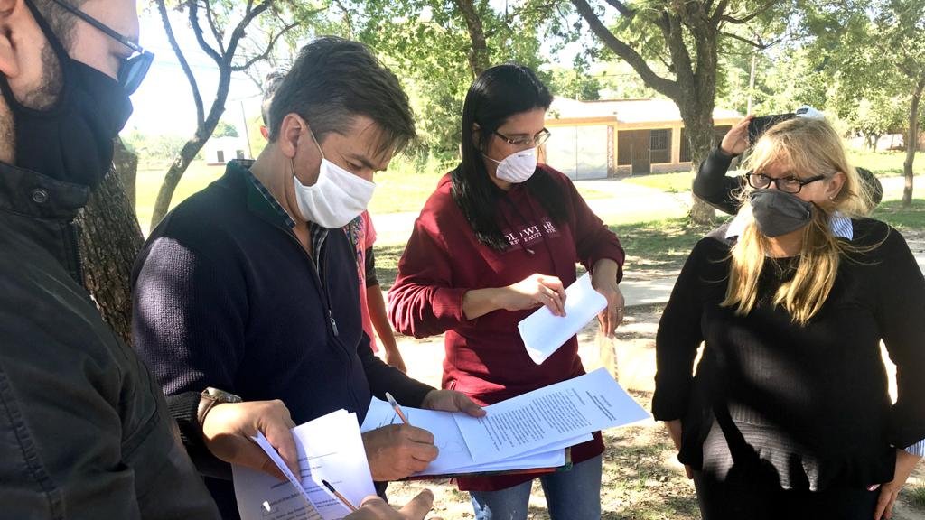 LeandroZdero's tweet photo. 🚫 NO AL CIERRE DE LOS TERCIARIOS!
En Presidencia Roca, atendimos a docentes y alumnos preocupados por la #modificatoria que llevaría adelante el gobierno provincial. Recibimos un aporte al proyecto.
👉 Desde el bloque #UCR presentamos un Proyecto para resguardarlos laboralmente https://t.co/1wiy1F7zAp