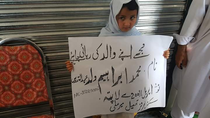 NisarGandapur2's tweet photo. This innocent Girls want her father back 
Her father has been Arrested by Pak Military sources 
The responsible of missing person is state pak. 
#WhereIsIdrisKhattak

@manzoorpashteen @gul_marjan @WrrangaLunri2 @a_siab @kAfghaan @KashiifDawar https://t.co/zAshtTWg7R