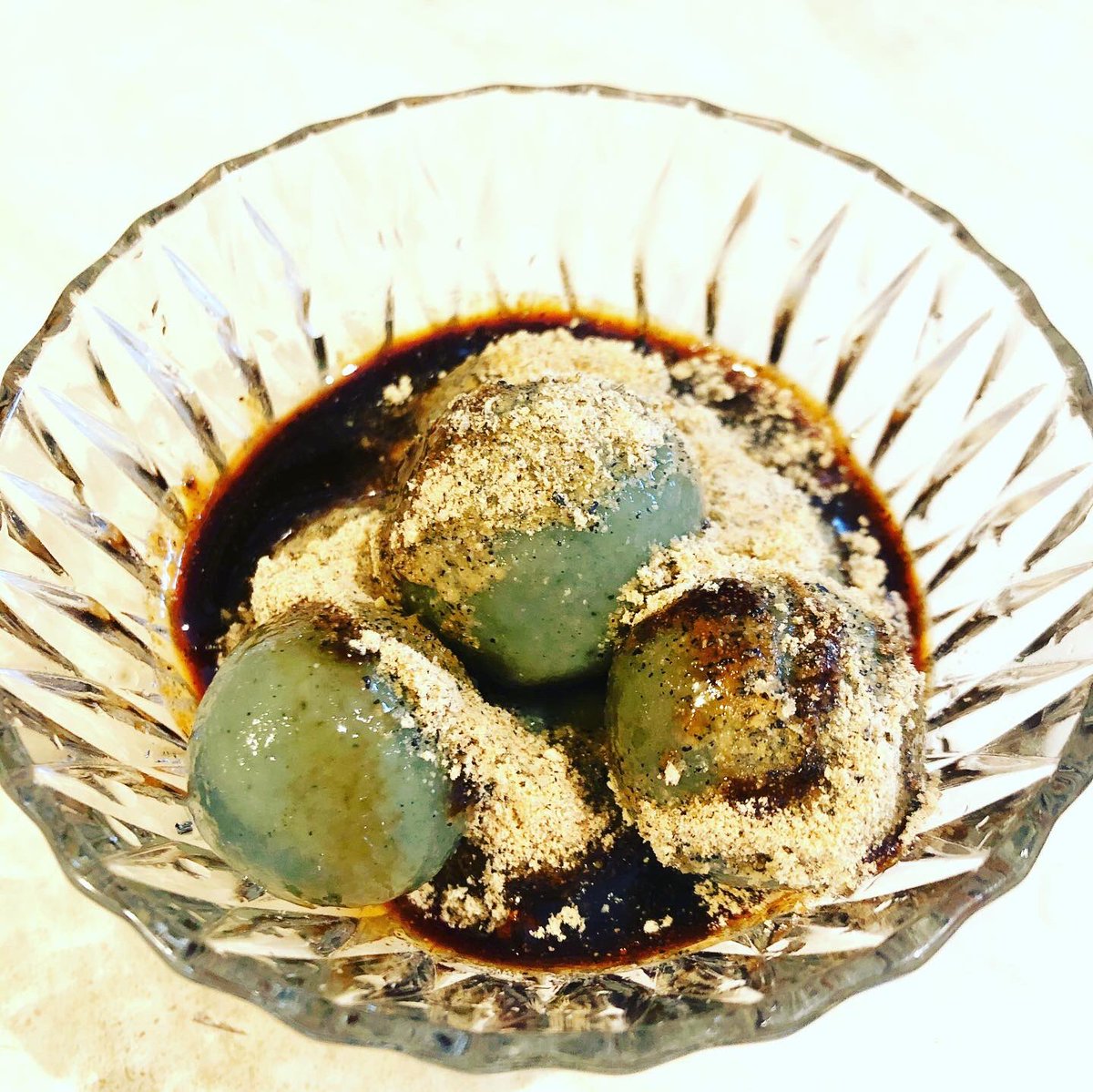 Sofas68's tweet photo. 今日の予定だった掃除してないし、もう夕飯作る時間なのに美味しいおやつ作った。もちもちツルツルのヨモギ団子🍡。
黒ごま黒糖黒豆きなこにデーツシロップで。
たまらーん🤪
#和菓子
#いえごはん
#londonlockdown2020
#ロンドンで和菓子 https://t.co/5ODF8M83PZ