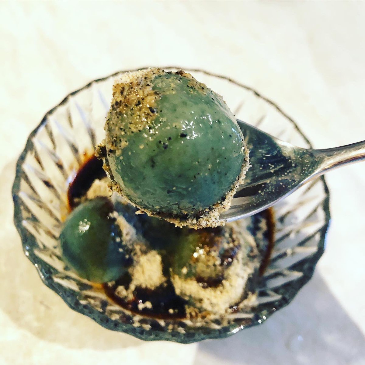 Sofas68's tweet photo. 今日の予定だった掃除してないし、もう夕飯作る時間なのに美味しいおやつ作った。もちもちツルツルのヨモギ団子🍡。
黒ごま黒糖黒豆きなこにデーツシロップで。
たまらーん🤪
#和菓子
#いえごはん
#londonlockdown2020
#ロンドンで和菓子 https://t.co/5ODF8M83PZ