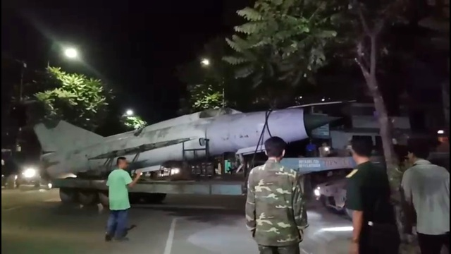 scramble_nl's tweet photo. Vietnamese Fishbed on the move. Read more at https://t.co/LqSO0ZjyZ5 (photos via Vietnam News Agency)
#avgeek #aviation #museum #VietnameseArmedForces #VietnamPeoplesAirForce #VPAF #MiG21 #VietnamNewsAgency https://t.co/GmaKuSf63O