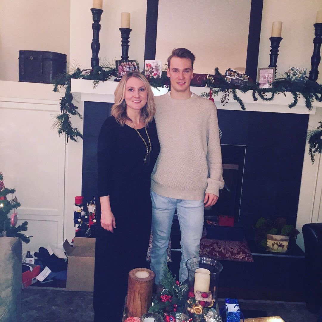 HWPHockey's tweet photo. Moms, today is your day! You’re all amazing and we appreciate all that you do! Happy Mother’s Day❤️ https://t.co/X4XaByFPeW