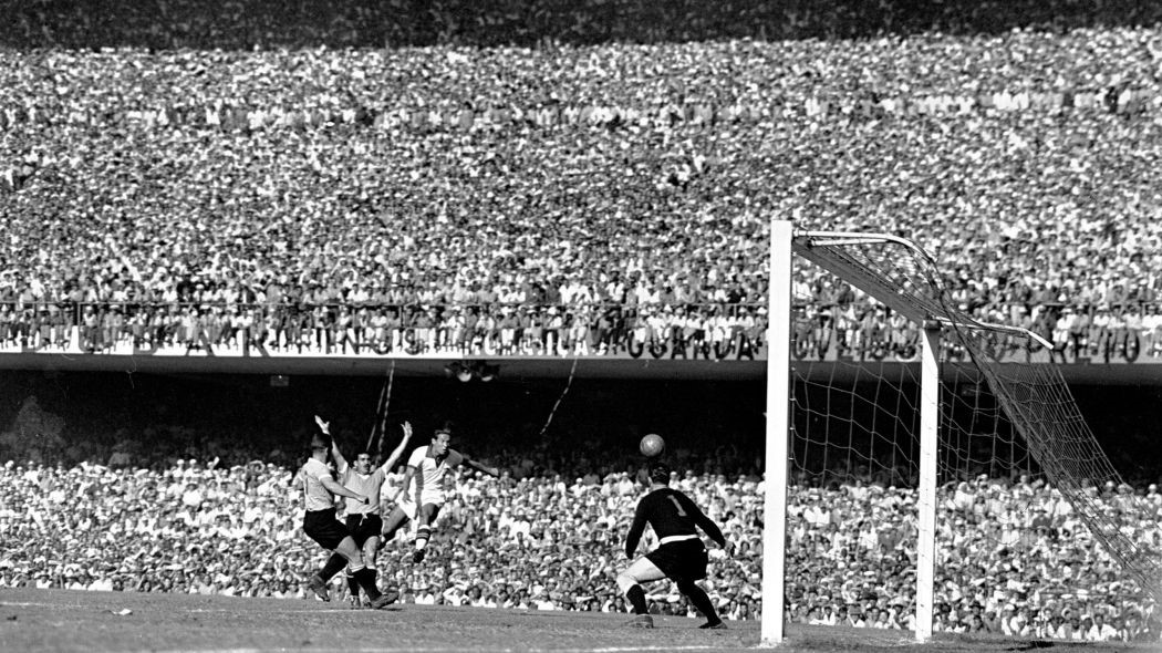 En 1950, il y avait eu le Maracanazo, avec la défaite à domicile contre l'Uruguay pour le titre de champion du monde. Un traumatisme que les Brésiliens pensaient ne jamais revivre.En 2014, place au Mineirazo.