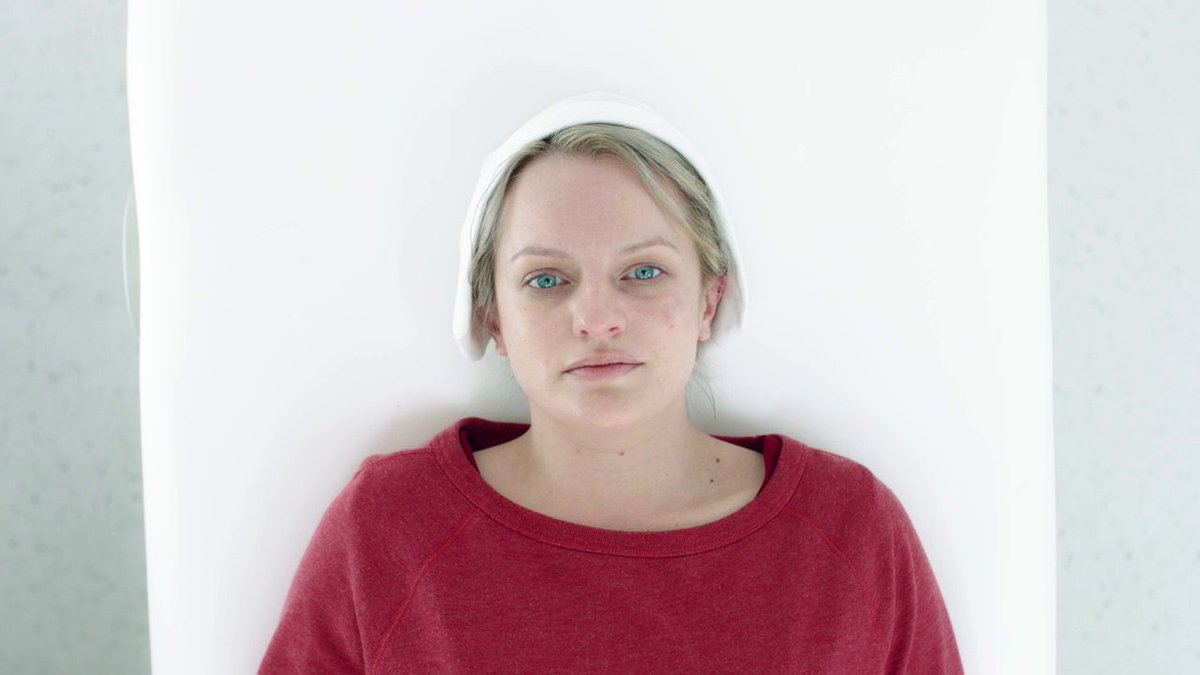 mdkro's tweet photo. Hace algunos días terminé de ver The Handmaid’s Tale con la cabeza revolucionada. No solo por la historia, un mundo distópico que exagera de forma extrema algunos pensamientos con los que hoy convivimos, sino también por el uso de planos cenitales.

Abro HERMOSO Y SIMÉTRICO hilo https://t.co/nDYtI99Oxi
