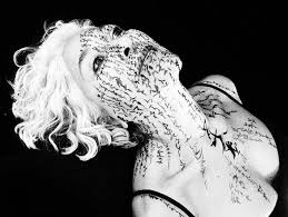 ...ja portem dos mesos, i la sang ens crema per tornar al carrer, per tornar abraçar als nostres, i per demostrar que la CULTURA és un DRET BÀSIC i de TOTES!

Seguim!

pintura: Catarina Gushiken