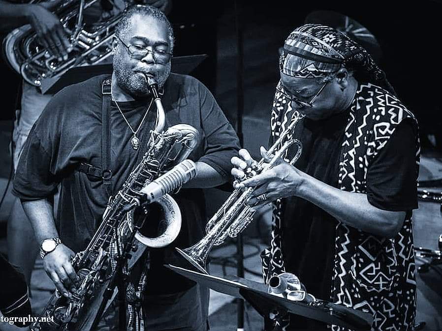 AquilMizan's tweet photo. Happy 73rd Birth Anniversary to #jazz #trumpeter #AhmedAbdullah pictured during a #performance with #AlexHarding on #baritonesax !

#trumpet #flugelhorn #cornet #blues #brass #horn #tuba #baritonesaxophone #barisax #saxophone #sax #saxophonist https://t.co/xnSNCz28hT
