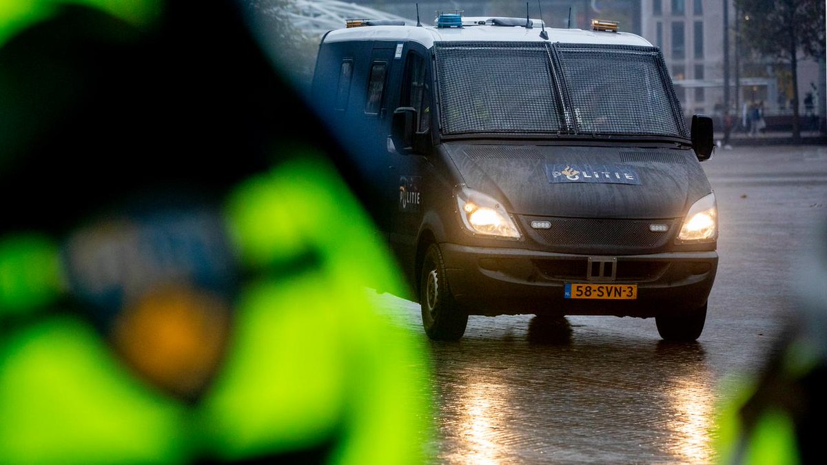 Follow us on YouTube Arrestatieteam redt gegijzelde vrouw uit woning in Zutphen....