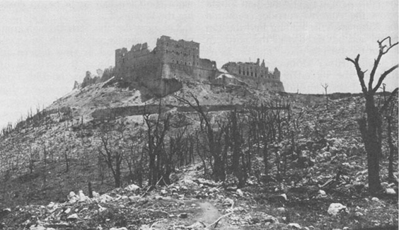 12/ The 2nd Corps played an important part in the victorious the Battle of Monte Cassino and Wojtek played a role helping his comrades-in-arms, carrying heavy crates of shells and ammunition.